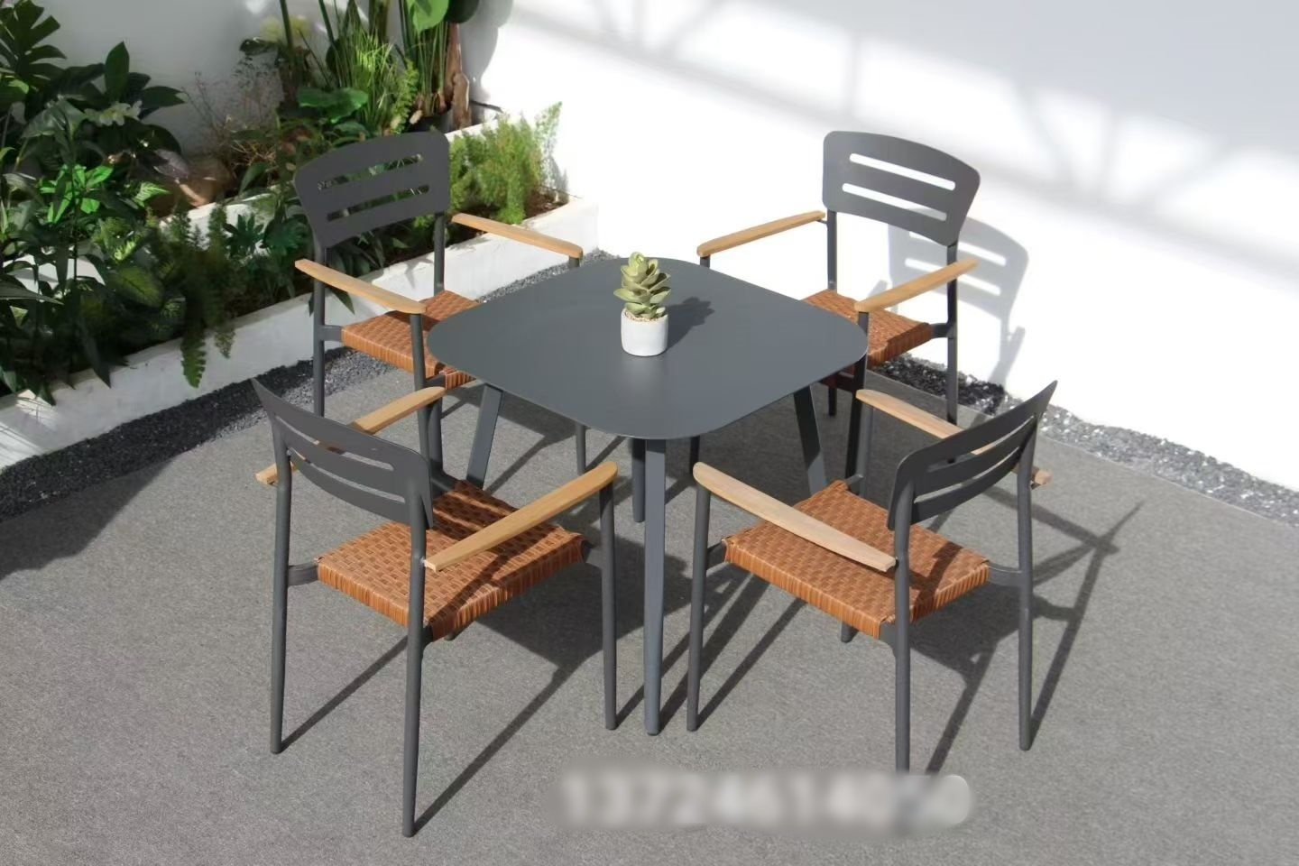 Outdoor seating Image 1